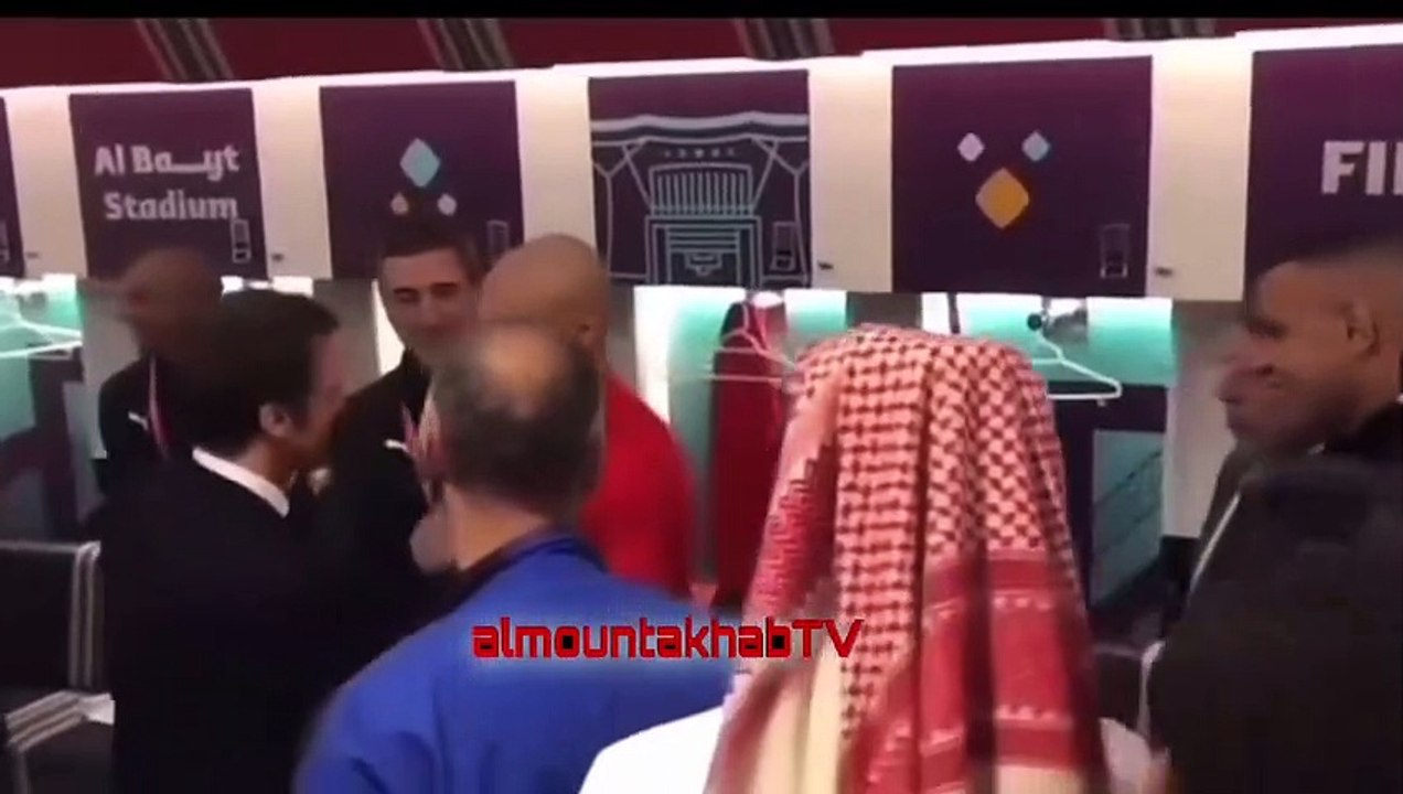 شاهد لحظة دخول ماكرون لمستودع ملابس المنتخب المغربي و كلام كبير من أبوتريكة