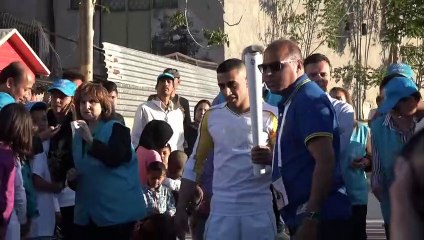 Refugiado sírio carrega tocha olímpica na Grécia