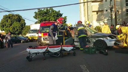 Mulher fica encarcerada após colisão entre dois carros e caminhão