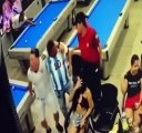Besa a la novia de su amigo cuando él festeja un gol de Argentina