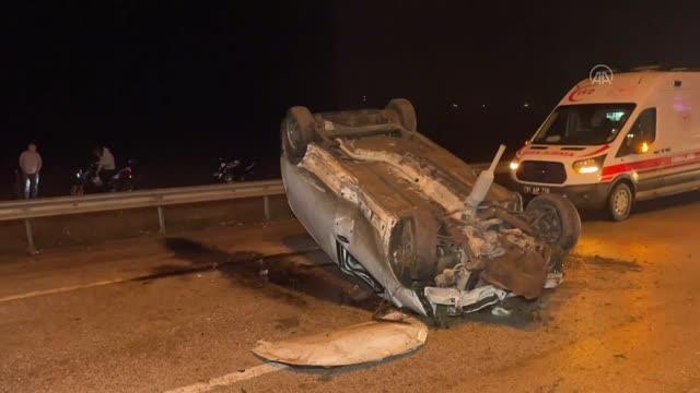 Refüjdeki ağaçlara çarparak devrilen hafif ticari araçtaki 2 kişi ağır yaralandı