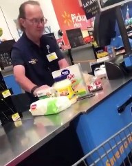 En la caja de un supermercado Wal Mart en Estados Unidos, un empleado trabaja a un ritmo irritantemente lento.