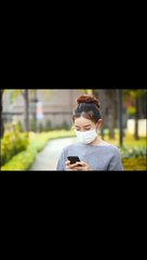 ek ladki medical ke bahar khadi Thi