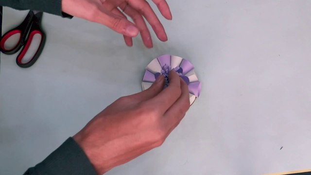 Beautiful Paper Flower Wall Hanging #paperart #art #paper #papercraft #handmade #papercrafts #artwork #paperflowers #quilling #diy #craft #papercrafting