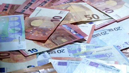 UE aprova imposto mínimo de 15% para multinacionais