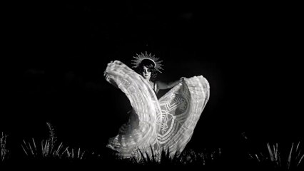 Seorang - wanita - sedang - menari - mixkit-catrina-dancing-on-the-night-of-the-day-of-the-44257-medium