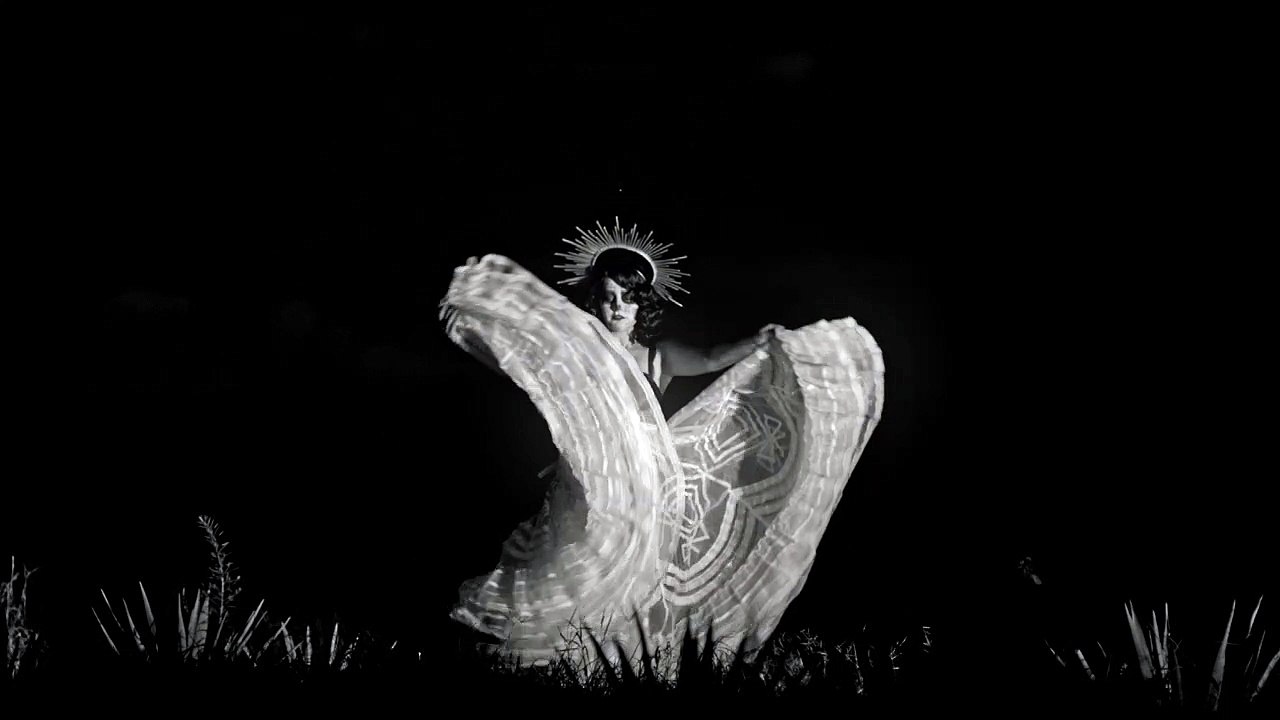 Seorang - wanita - sedang - menari - mixkit-catrina-dancing-on-the-night-of-the-day-of-the-44257-medium