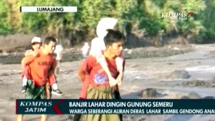 Warga Nekat Seberangi Aliran Lahar Semeru Sambil Gendong Anak