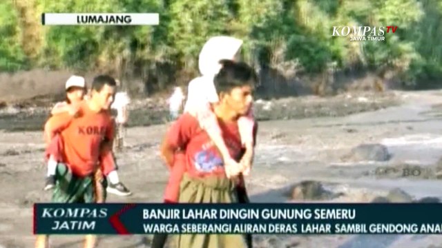 Warga Nekat Seberangi Aliran Lahar Semeru Sambil Gendong Anak