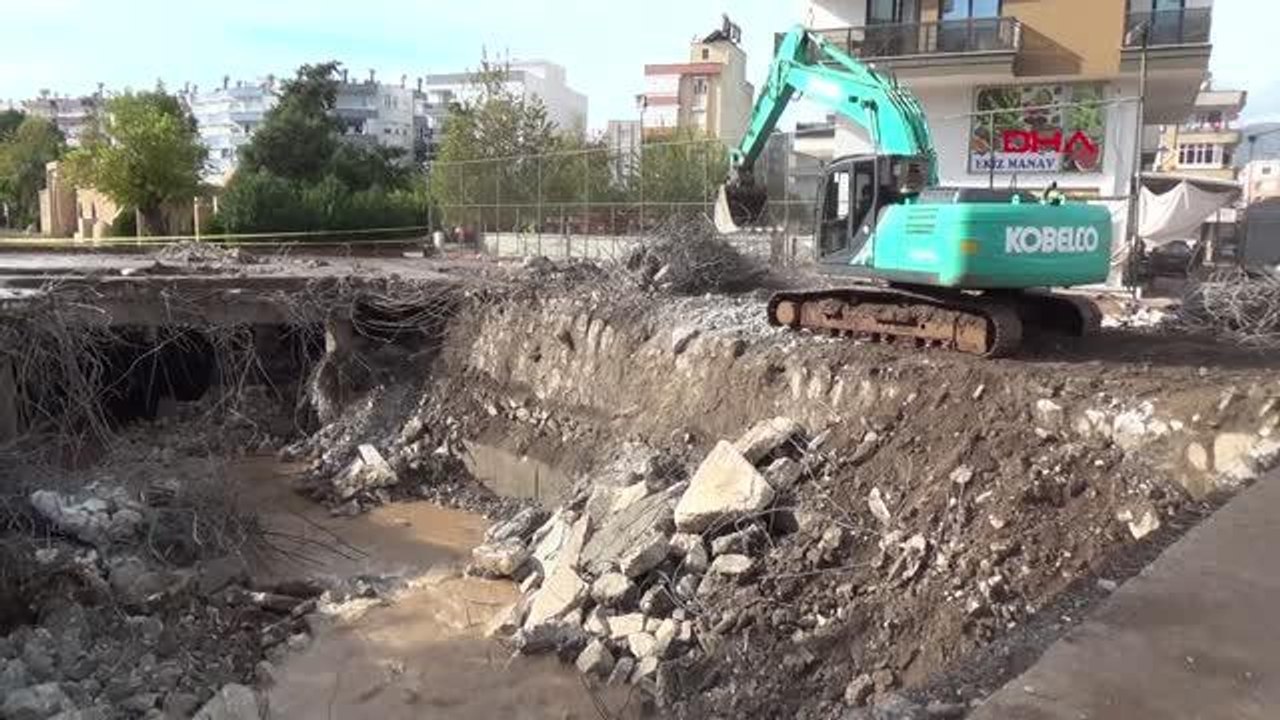 ANTALYA'DA SELE NEDEN OLAN DERENİN ÜZERİNDEKİ BETONLAR YIKILIYOR