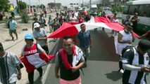 Justicia de Perú mantiene preso a Castillo y persisten violentas protestas