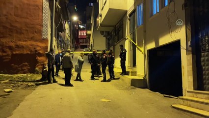 Evde bıçaklanmış halde bulunan genç hastanede öldü