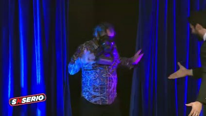 Mauricio Fernández llega con mascara al programa SNSerio