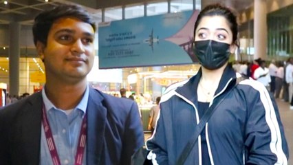 Rashmika Mandanna Clicked Selfie With Fans At Airport