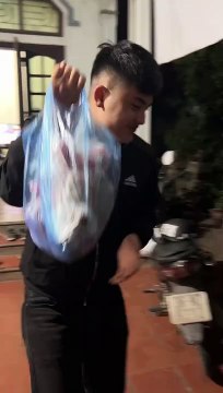 Về nhà người yêu chàng trai xin từ gạo đến thịt, còn quả cau cũng lấy nốt: Quý thì mới xin