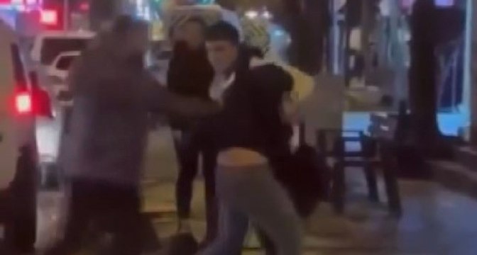 Sancaktepe'de tekmeli yumruklu kavga kamerada