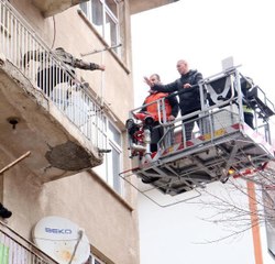 POLİSİ GÖRÜNCE ATLADIĞI ALT KATIN BALKONUNDA MAHSUR KALINCA YAKALANDI