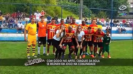 Craques do futebol se reúnem em jogo na comunidade