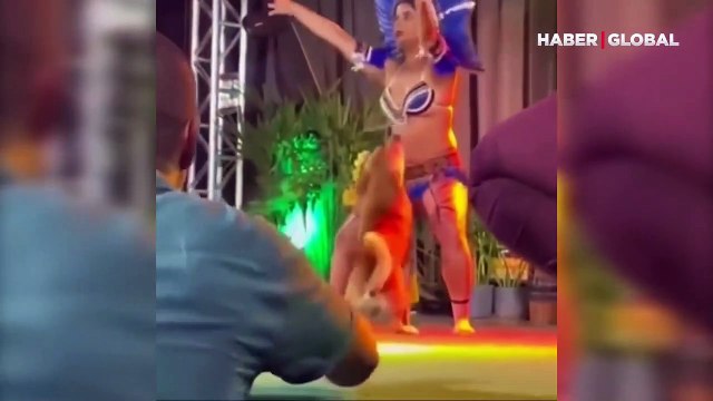 Köpeğin dansçı kadınla olan görüntüleri 2 milyondan fazla izlendi... İşte o eğlenceli anlar