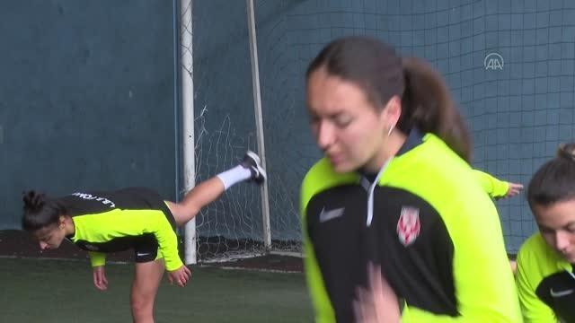 FOMGET Kadın Futbol Takımı, Galatasaray'ı yenip devre arasına lider girmeyi hedefliyor