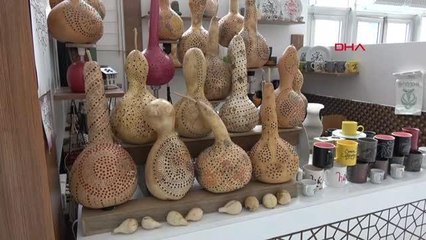 AİLESİNİN BAHÇESİNDE GÖRÜP, BAŞLADIĞI SU KABAĞI OYMA SANATINI 22 YILDIR SÜRDÜRÜYOR