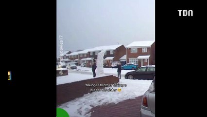 Ils font un bonhomme de neige géant... La réaction des passants est excellente !