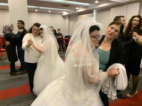 Damla ve Selda kardeşlerinin 'beyaz gelinlik' hayalleri gerçek oldu