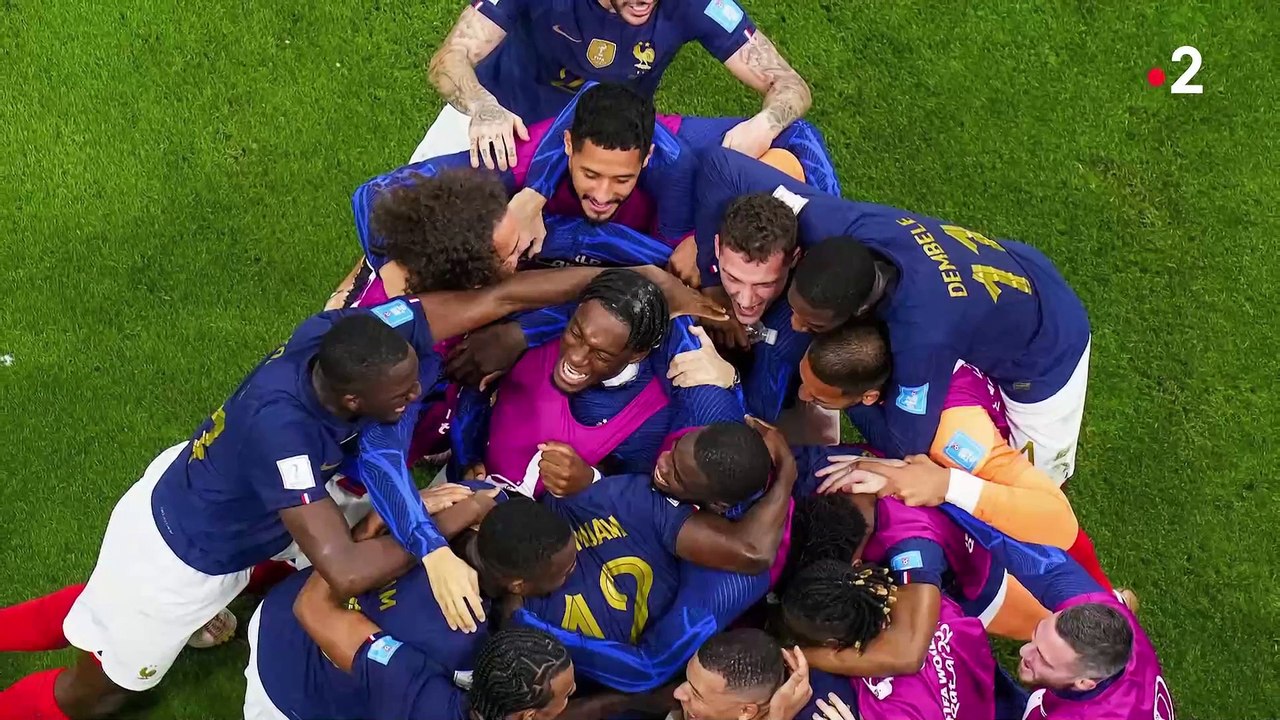 La journaliste Anne-Sophie Lapix interprète en direct dans le journal de France 2 le refrain de la chanson "Freed from desire" de Gala - Regardez