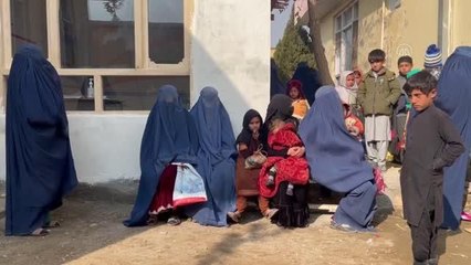 Yetersiz beslenme nedeniyle sütten kesilen Afgan annelerin bebekleri büyüyemiyor