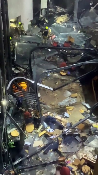 Berlin'de içinde 1500 balığın bulunduğu dev akvaryum patladı: Yaralılar var