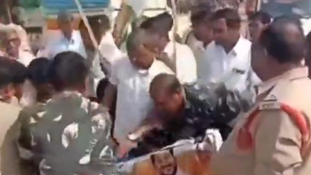 ఆదిలాబాద్: అంతర్రాష్ట్ర రహదారిపై ఉద్రిక్తత..!