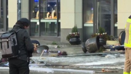 Berlino, scoppia acquario con oltre un milione di litri d'acqua