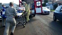 Motociclistas sofrem queda após colisão em porta de carro