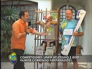 Irmãos Sarli levam bom humor e crítica social à São Silvestre