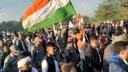 भारत जोड़ो यात्रा में अ​भिवादन करते जा रहे थे राहुल गांधी