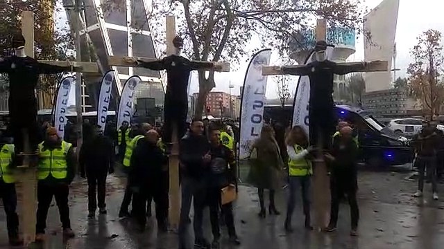 Sindicatos policiales protestan con policías crucificados frente a los juzgados de Plaza Castilla