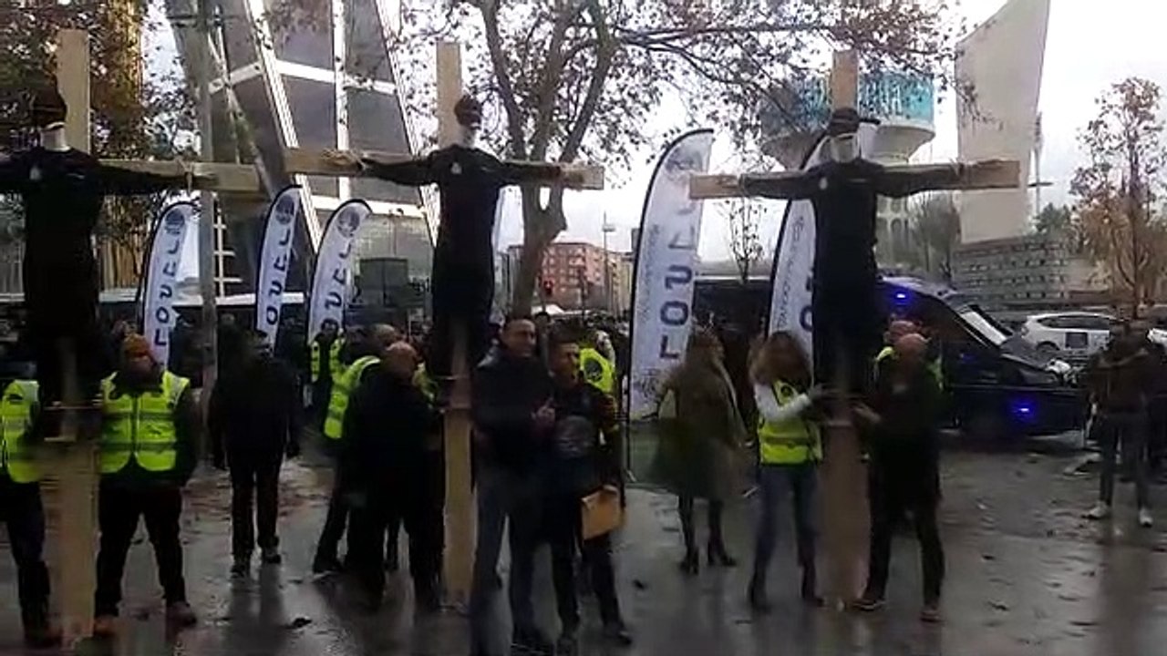 Sindicatos policiales protestan con "policías crucificados" frente a los juzgados de Plaza Castilla