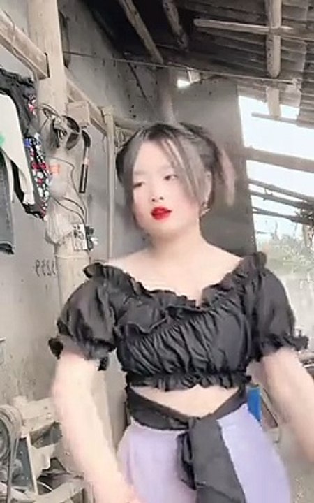 Clip: Phúng Phính ngày càng vấp phải phản ứng trái chiều vì hành động, ăn mặc không phù hợp