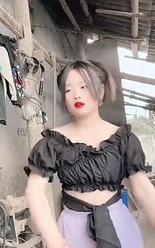 Clip: Phúng Phính ngày càng vấp phải phản ứng trái chiều vì hành động, ăn mặc không phù hợp