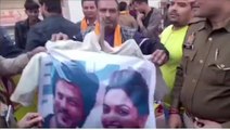 आगरा: हिंदूवादियों ने किया फिल्म पठान का विरोध, शाहरुख दीपिका के पोस्टर का किया ये हाल