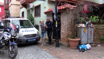 Vizesi biten Finlandiyalı polisi görünce çatıya çıktı