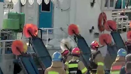 속초항 정박 중인 어선 기관실서 가스 누출...2명 사상 / YTN