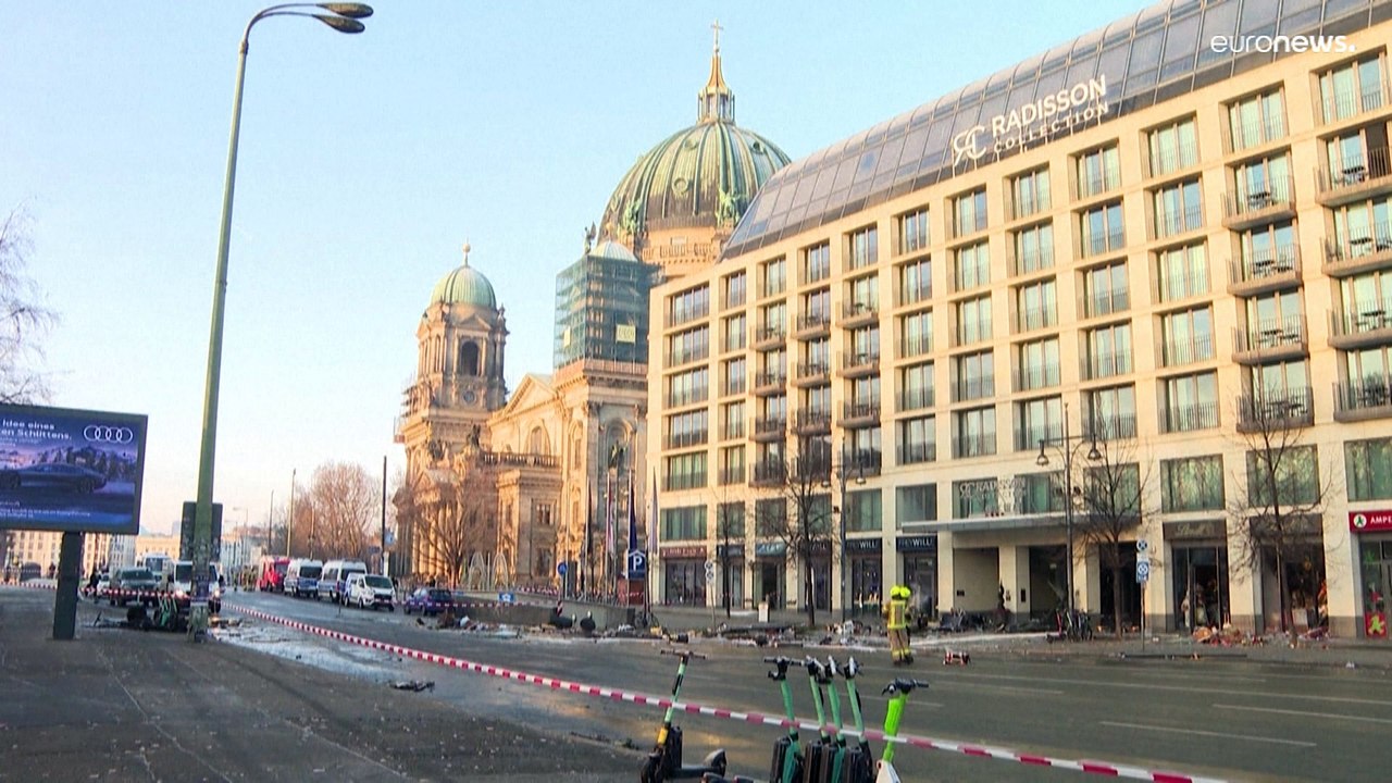 Aquadom zerborsten: Hunderte Hotelgäste in Berlin-Mitte unter Schock