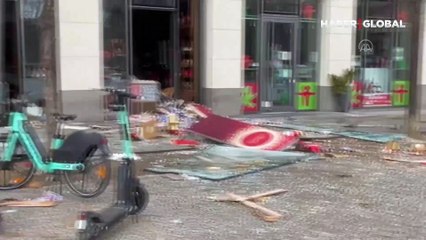 Berlin'de bin 500 balığın bulunduğu dev akvaryum patladı!