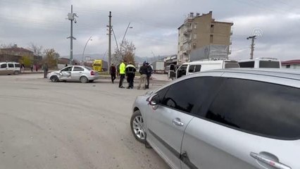 Elazığ'da kamyonet ile otomobilin çarpıştığı kazada 2 kişi yaralandı