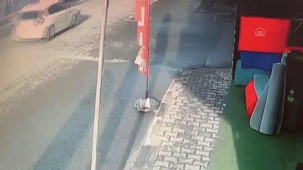 Ümraniye'de hafif ticari araca çarpan cip devrildi