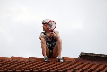 PASAPORT VİZESİ BİTEN FİNLANDİYALI, POLİSİ GÖRÜNCE APARTIN ÇATISINA ÇIKTI