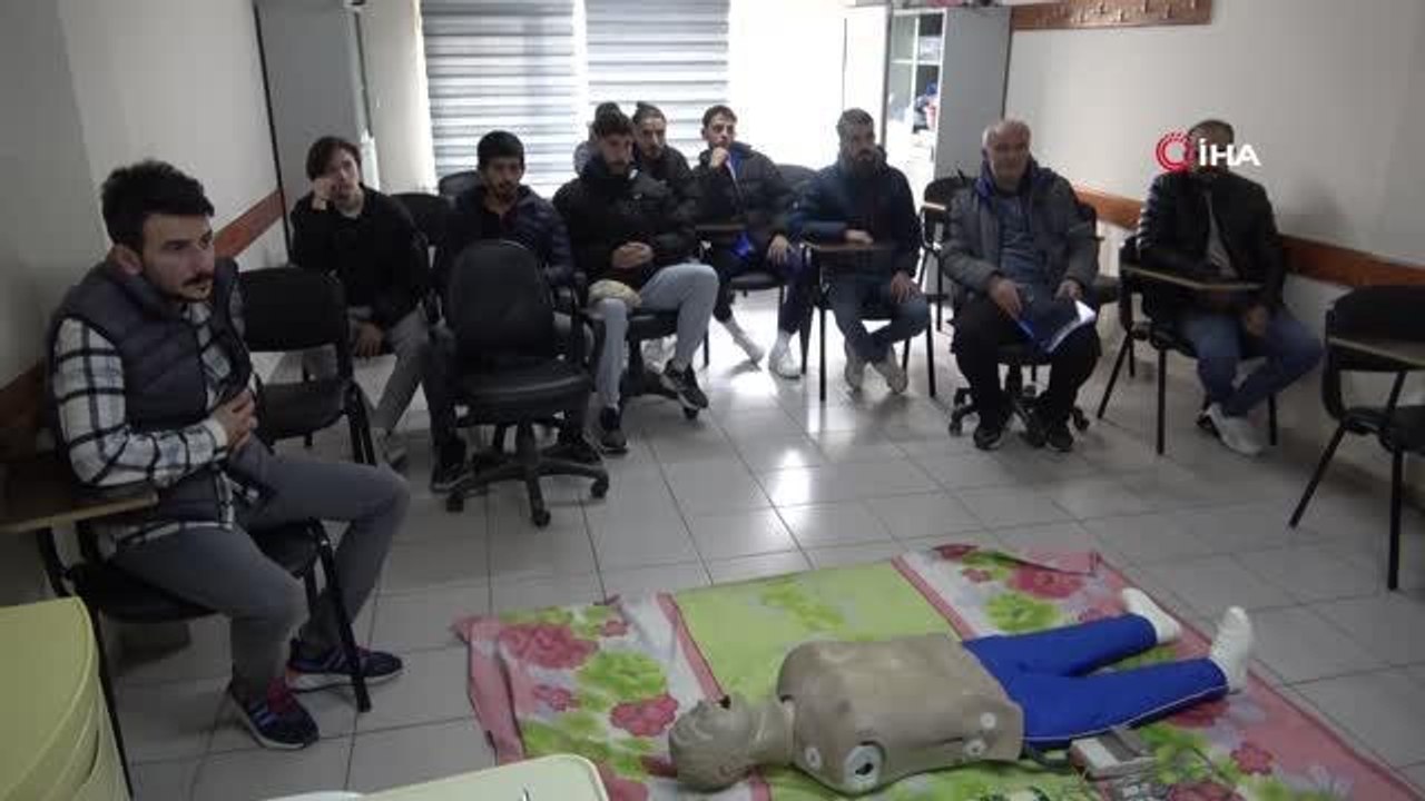 Sporcu ve antrenörlere yeşil sahalarda hayat kurtaran 'ilkyardım' eğitimi