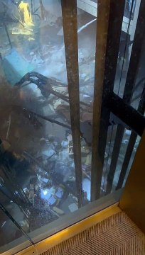 Estalló el acuario cilíndrico más grande del mundo en Berlín