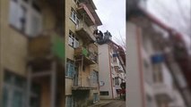 Erzurum'da polisten kaçan firari hükümlü itfaiye yardımıyla balkonda yakalandı
